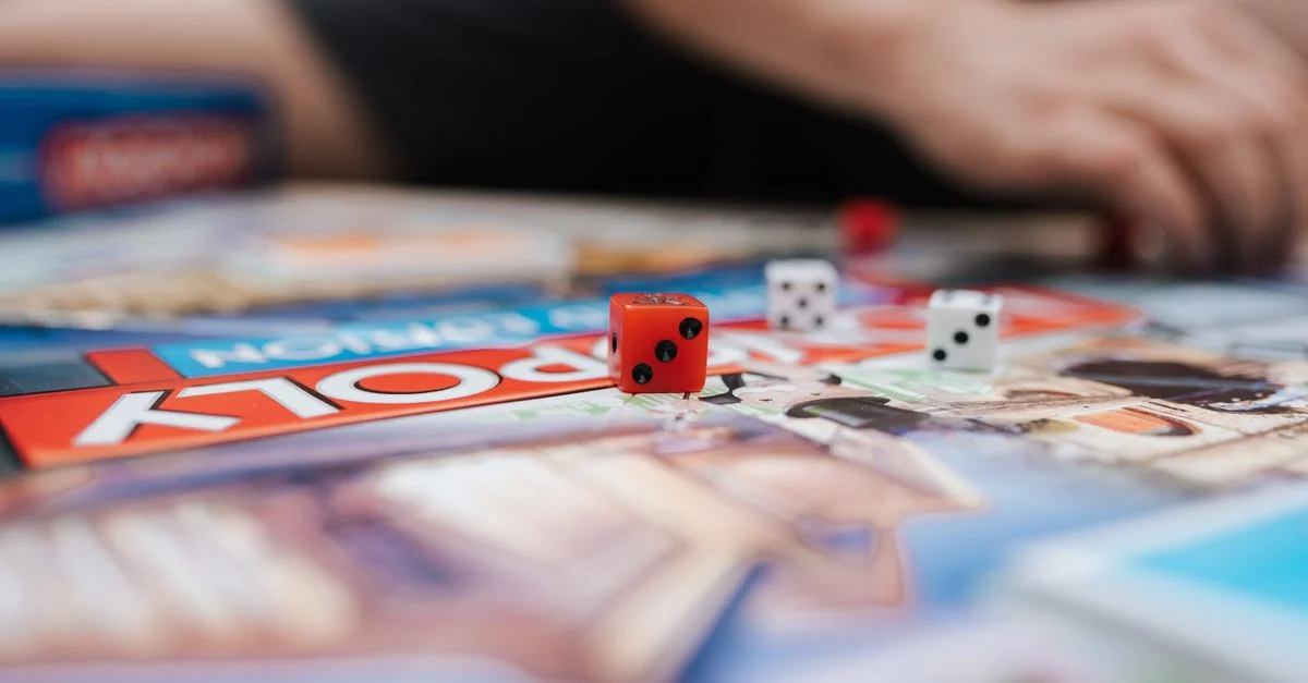 Vista íntima del juego de mesa Monopoly mostrando los dados, evocando la diversión familiar en casa.