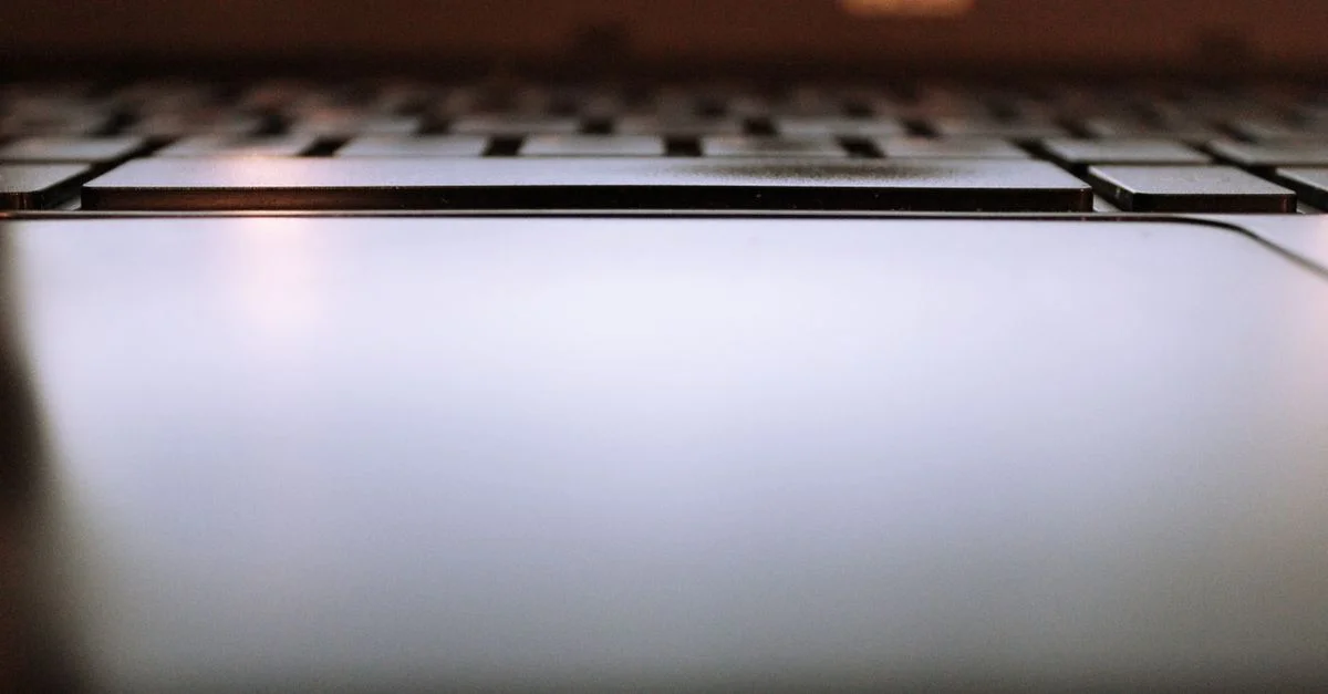 Primer plano detallado de un teclado de portátil con enfoque en profundidad y perspectiva.