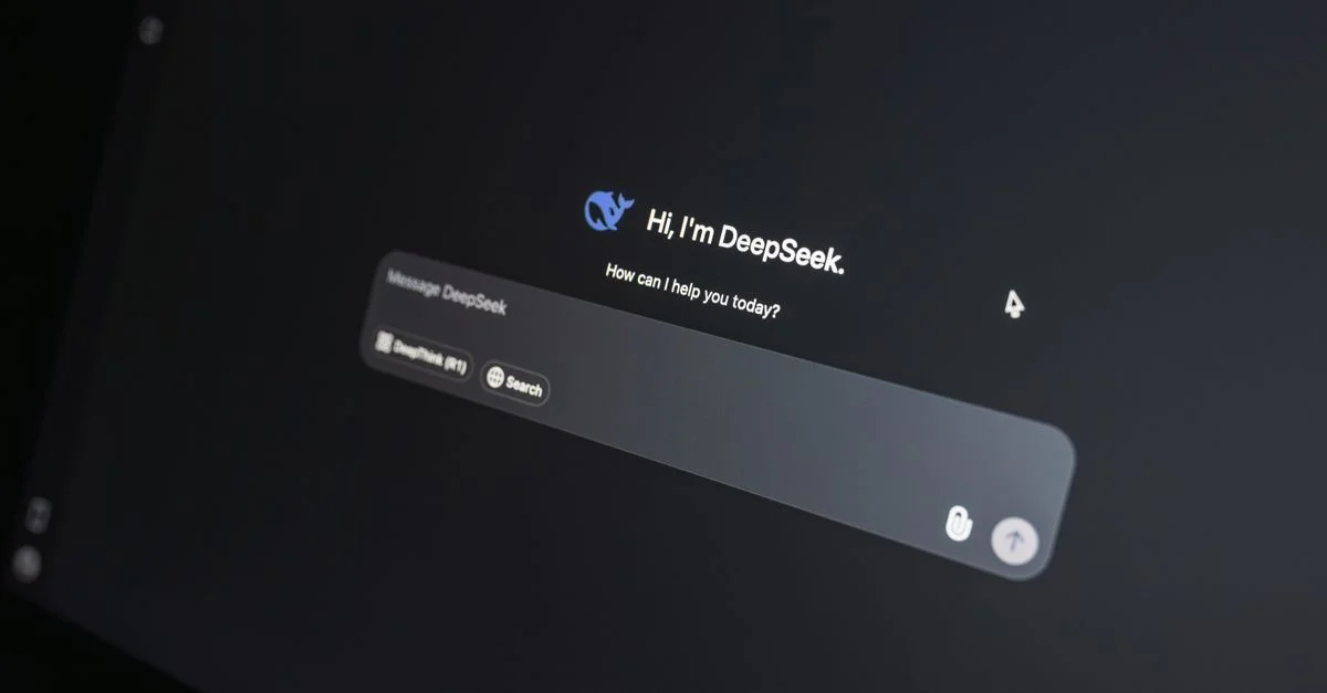 Primer plano de la interfaz de chat de DeepSeek AI en la pantalla de una computadora portátil con poca luz.