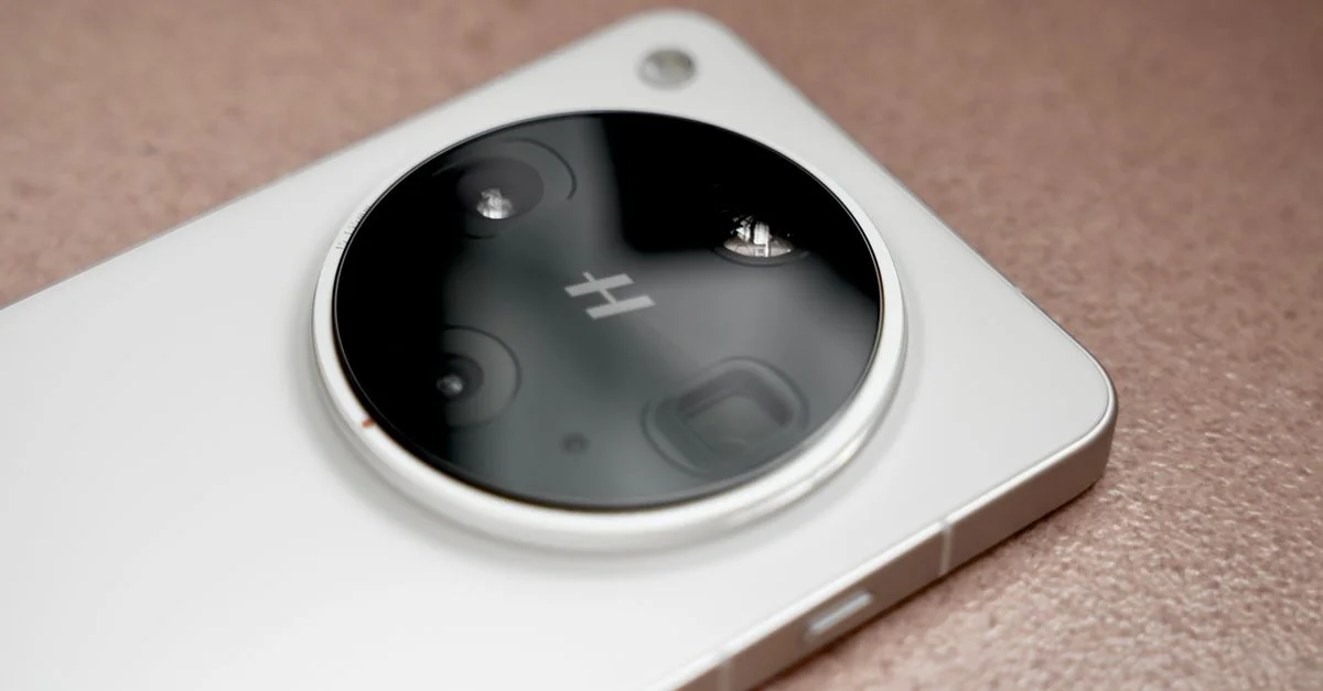 Una vista detallada de la lente de la cámara de un smartphone en un diseño minimalista, enfatizando la tecnología.