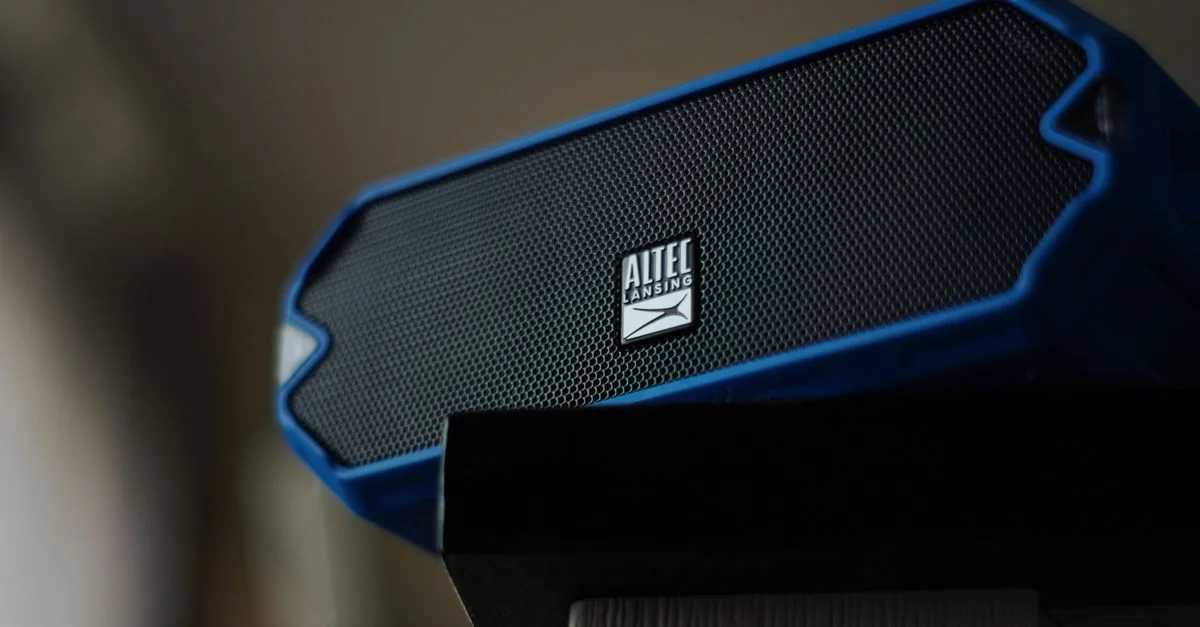 Imagen en primer plano de un altavoz portátil Altec Lansing con énfasis en el diseño de su rejilla.