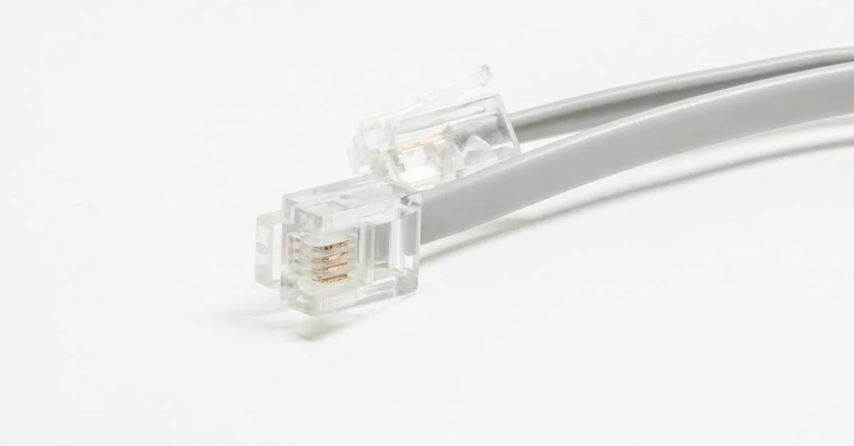 Toma detallada de un conector de cable Ethernet sobre un fondo blanco.