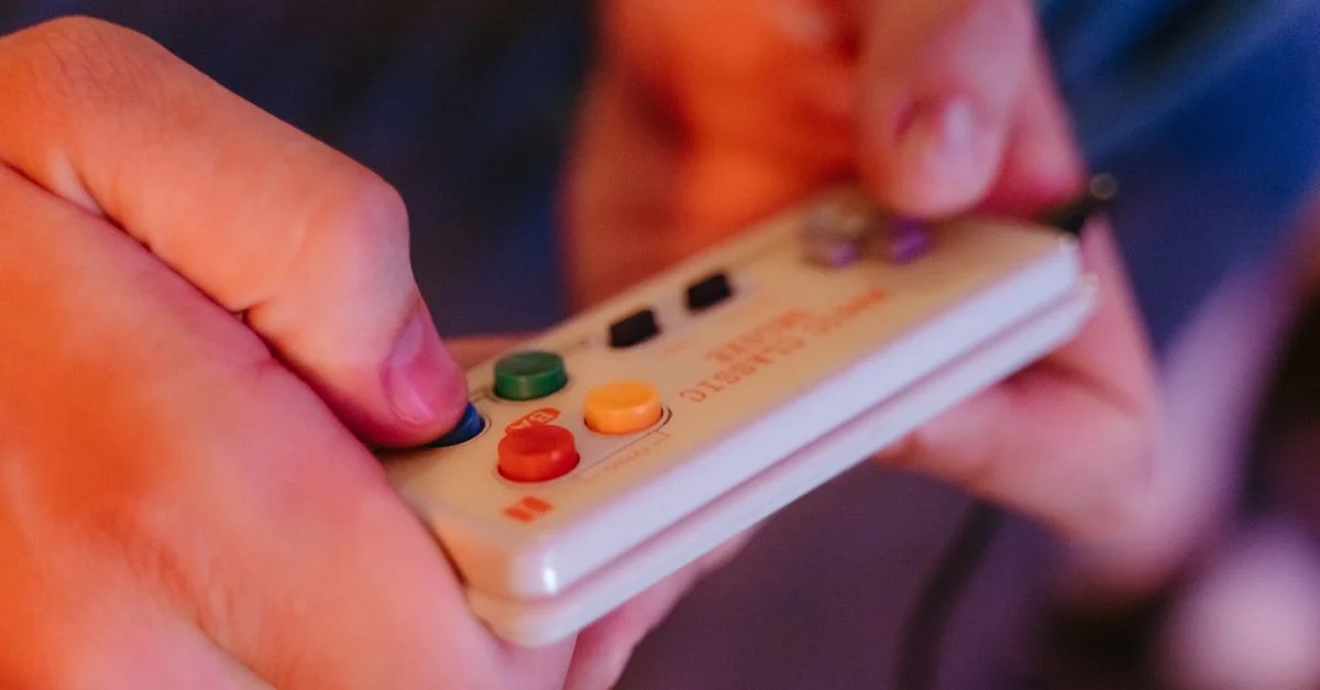 Manos sosteniendo un controlador de juego retro colorido, evocando nostalgia por los videojuegos clásicos.