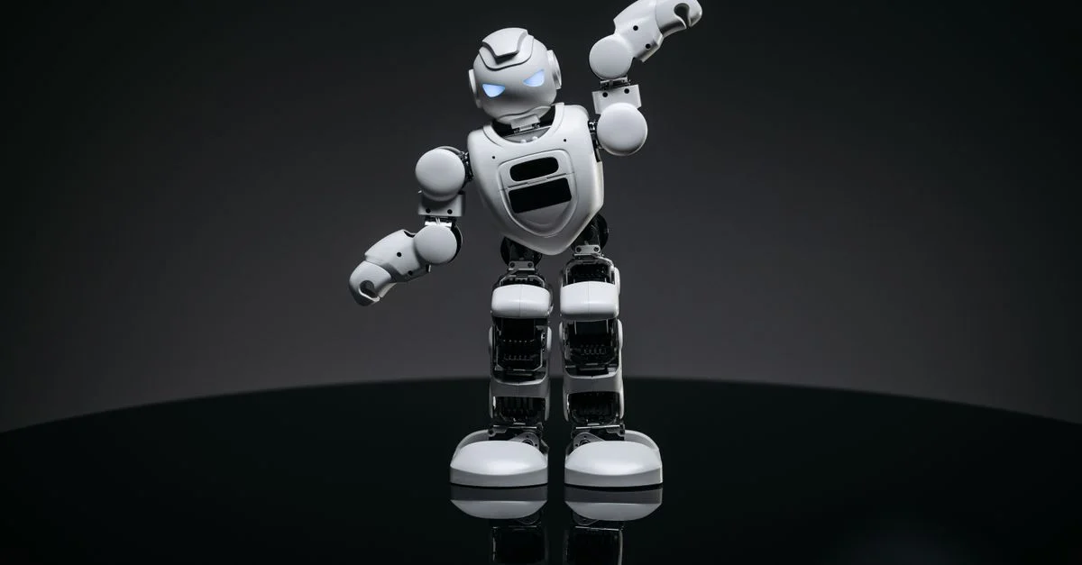 Un robot jouet blanc se tient fièrement dans un cadre de studio, mettant en avant un design avancé.