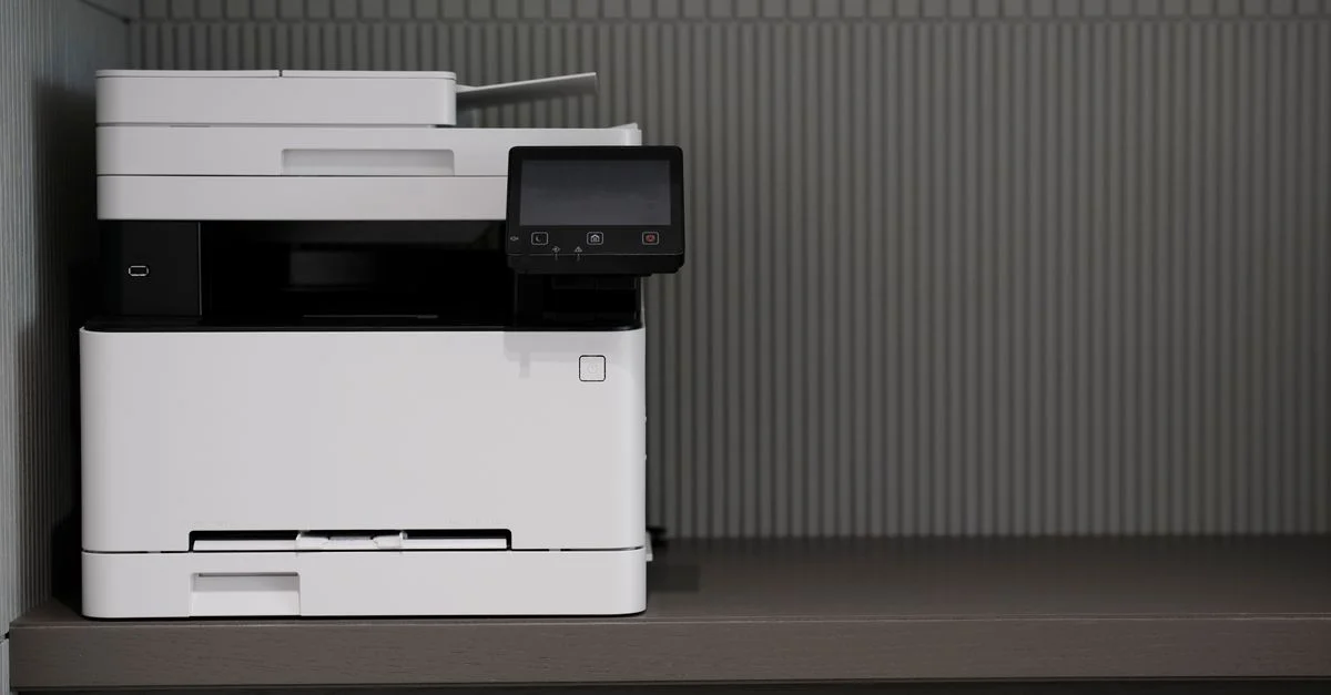 Una impresora moderna y elegante ubicada en un escritorio de oficina minimalista con un fondo texturizado.