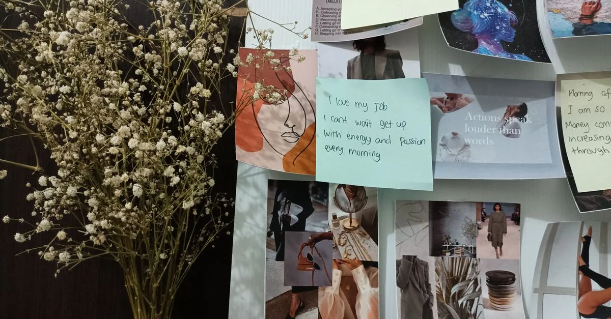 Tablero de inspiración con arreglo floral y citas motivacionales para inspiración artística.