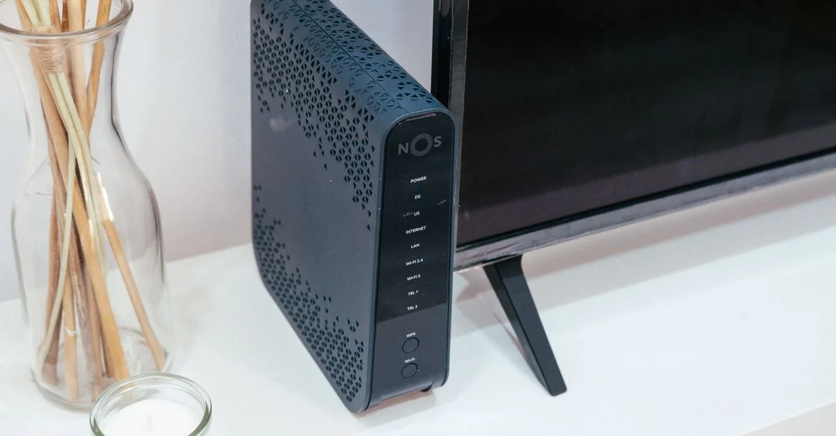 Una elegante configuración de tecnología en casa con un router, decoración de vidrio y televisión.
