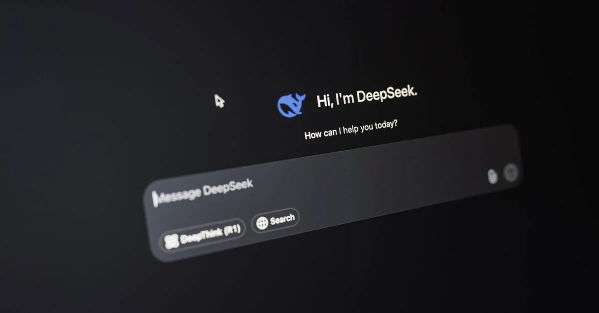 Primer plano de la interfaz de inteligencia artificial de DeepSeek en una pantalla oscura que resalta la funcionalidad de chat.