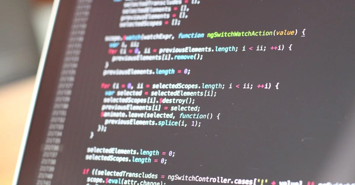 Vista en primer plano de código colorido en la pantalla de un portátil, mostrando conceptos de programación.
